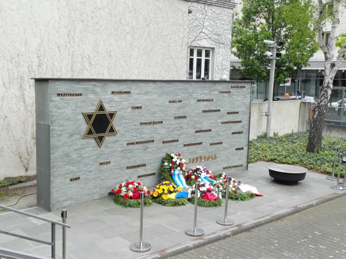 Gedenkwand mit den Namen von 22 Ghettos, Konzentrations- und Vernichtungslagern auf dem Gelände vor dem Jüdischen Gemeindehaus Berlin. Foto: Horst Blume 