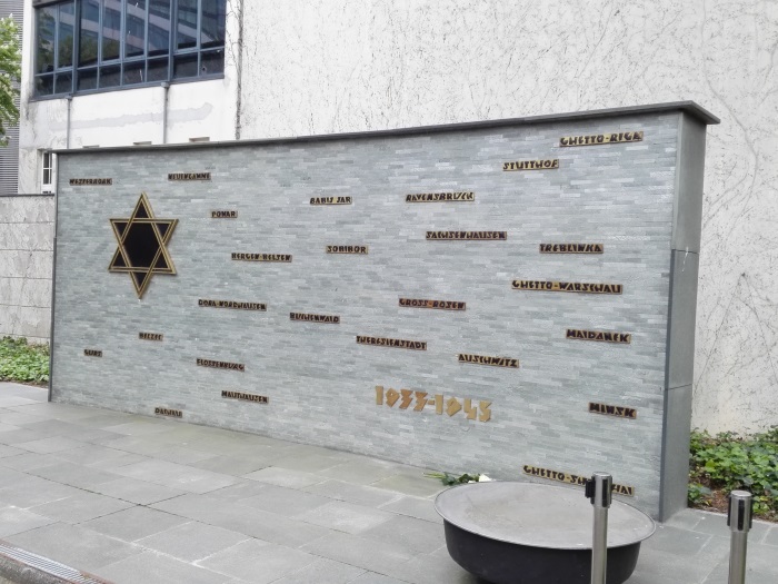 Gedenkwand mit den Namen von 22 Ghettos, Konzentrations- und Vernichtungslagern auf dem Gelände vor dem Jüdischen Gemeindehaus Berlin 
