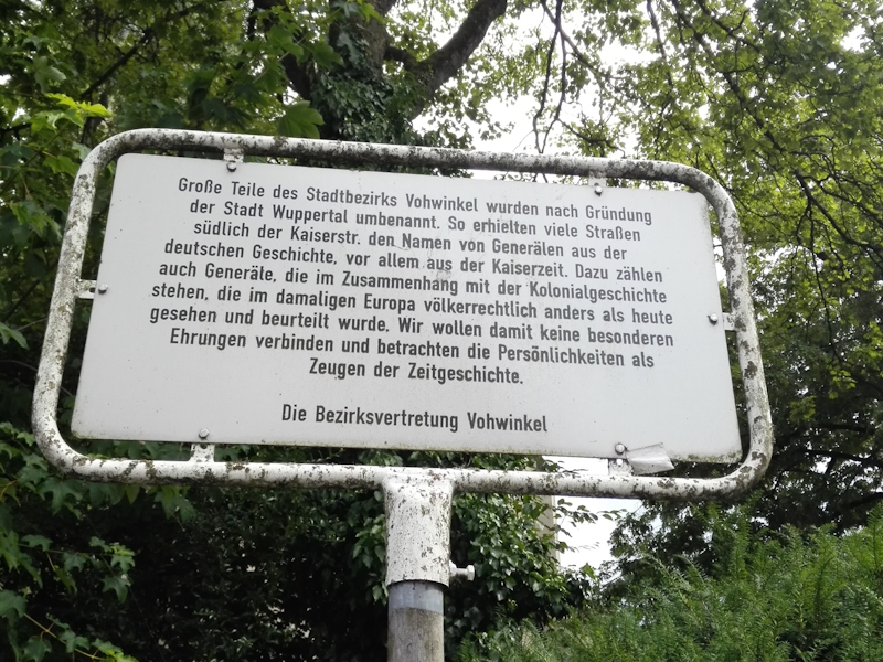 Schild in Wuppertal-Vohwinkel (Was für ein peinliches Herumgeeiere!) Foto: Horst Blume