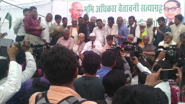 Pressekonferenz mit Anna Hazare und Rajagopal