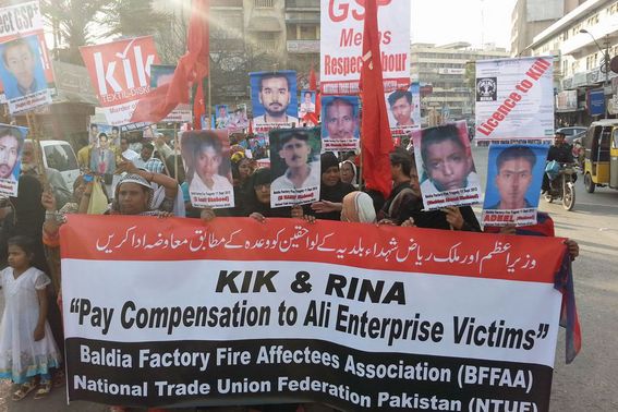 ArbeiterInnen demonstrieren in Karachi gegen KiK. Foto: medico international