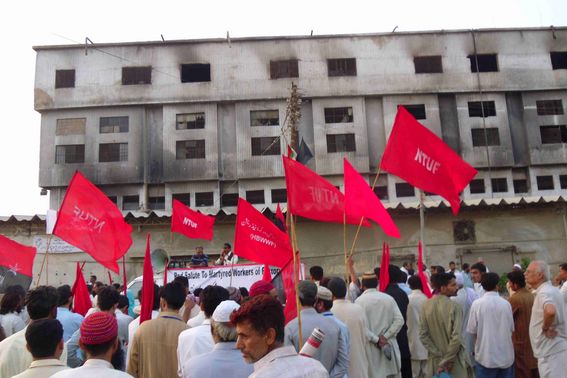 Protestversammlung vor der ausgebrannten Fabrik in Karachi. Foto: medico international