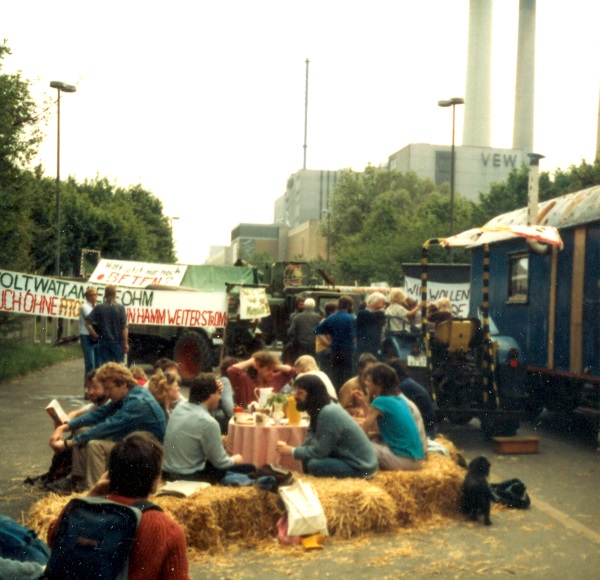 Horst Blume auf einer Blockade vor dem THTR im Jahr 1986