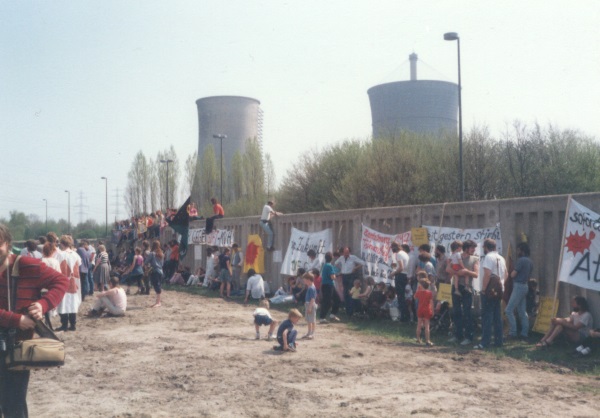Menschenkette vor dem Bauzaun 1986
