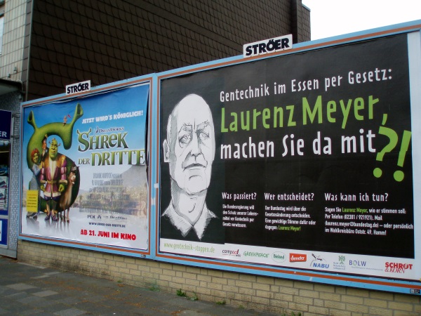 "Laurenz Meyer - Shrek", eine wirklich schöne Plakatkombination! Foto: Horst Blume