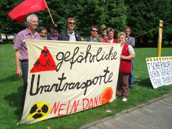 Flugblattverteilung und Protest gegen die UF-6-Transporte in Hamm-Pelkum durch die BI Umweltschutz Hamm im Jahr 2007