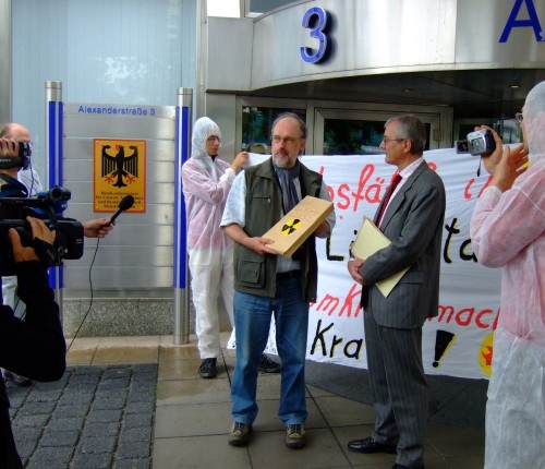 Pressesprecher Miachel Schroeren bei der Unterschriftenübergabe. Bild: Werner Neubauer