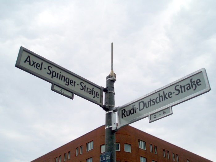Straße in Berlin: Springer, Dutschke. Foto: Horst Blume