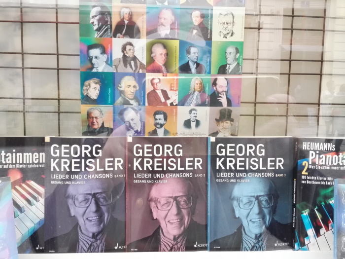 Kreisler-Lieder- und Notenbücher 2019 im Schaufenster einer Wiener Buchhandlung in der Innenstadt, immerhin!