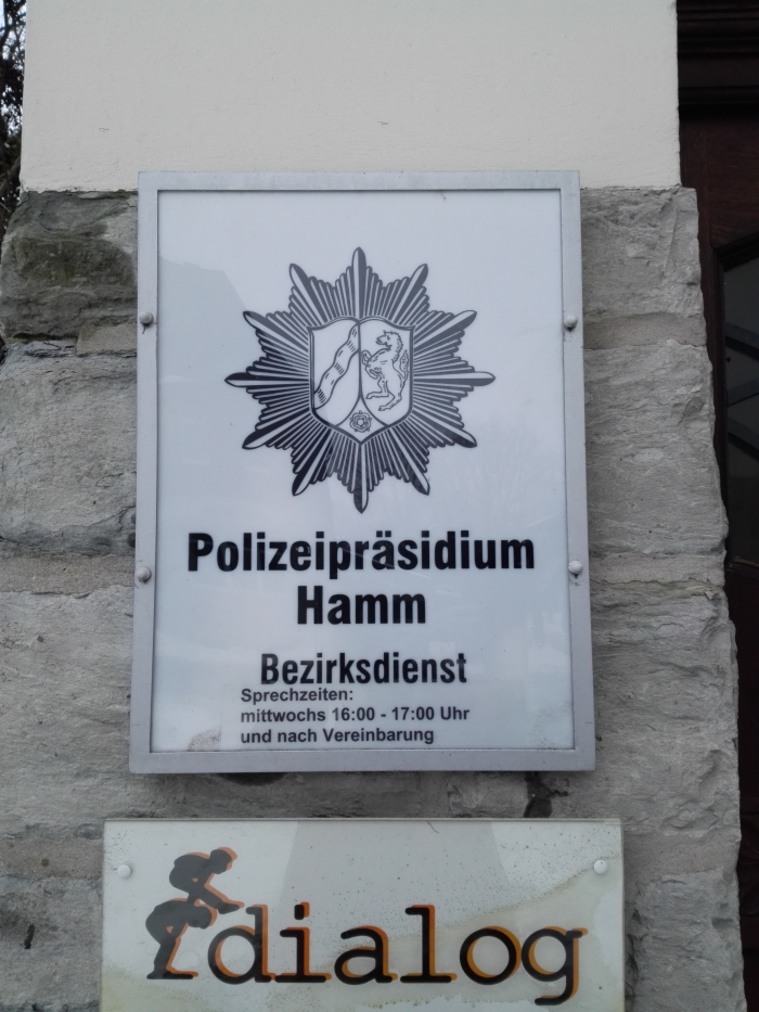 "Ist die Hammer Polizei wirklich dialogfähig, wie es dieses Bild suggeriert?" Foto: Horst Blume
