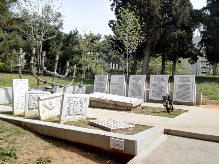 Die Gedenkstätte für die 45.000 ermordeten JüdInnen auf dem Uni-Campus in Thessaloniki war bis 1943 ein großer jüdischer Friedhof und musste in einem jahrzehntelangen Kampf gegen die Uni-Leitung durchgesetzt und von den wenigen überlebenden Nachkommen der Opfer selbst bezahlt werden. " Foto: Horst Blume