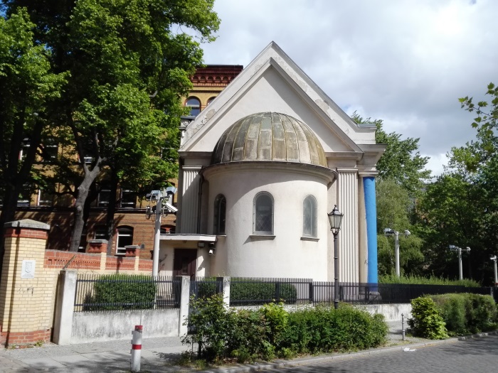 Von der zerstörten Synagoge am Fraenkelufer in Kreuzberg ist nur noch ein Seitenflügel erhalten geblieben. Der Wiederaufbau ist ab 2023 geplant. Foto: Horst Blume 