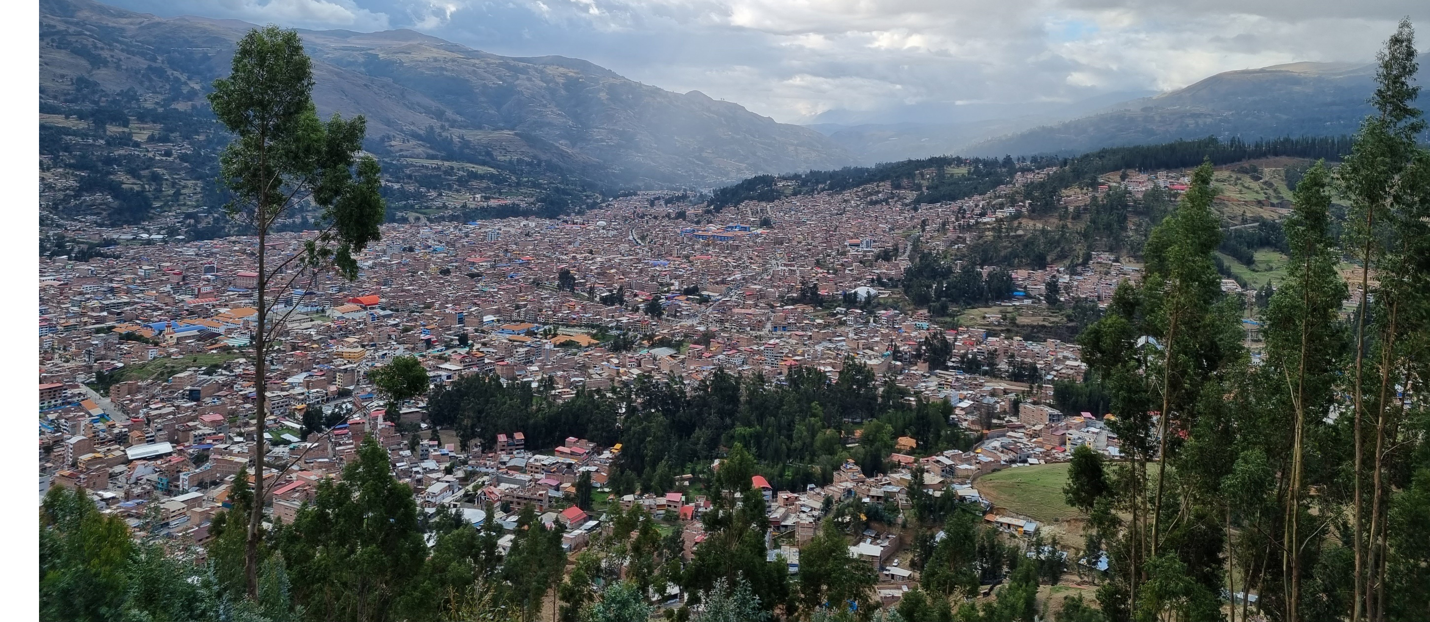 2023: Huaraz, auf der rechten Seite der Stadt herrscht große Gefahr bei einem Dammbruch (Foto: Marcos da Costa Melo) 2023: Huaraz, auf der rechten Seite der Stadt herrscht große Gefahr bei einem Dammbruch (Foto: Marcos da Costa Melo)