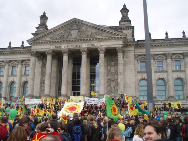 Demo gegen Atomkraft vor dem Bundestag