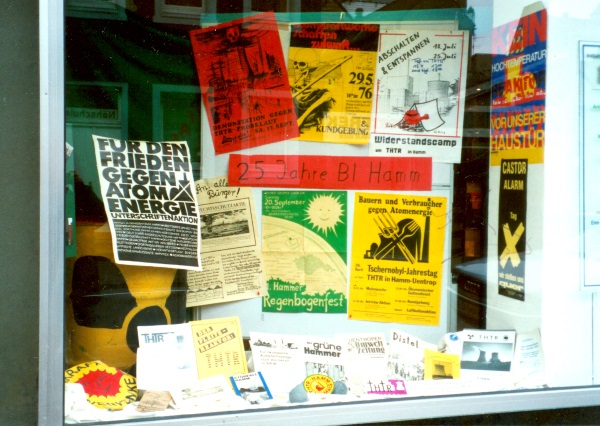 Plakate der Bürgerinitiative Umweltschutz Hamm im Schaufenster des FuGe-Ladens in Hamm