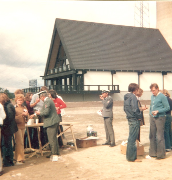 Gewaltfreie Besetzung des Geländes am Thorium Hochtemperaturreaktor (THTR) in Hamm im Jahr 1976. Die Polizei bekam Würstchen ab und war diesmal friedlich ... Foto: Horst Blume 