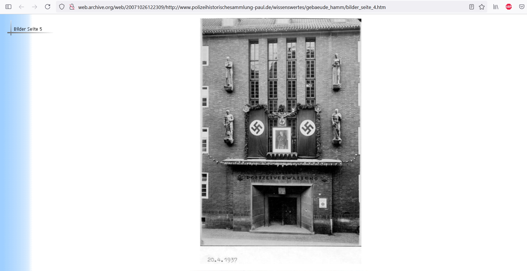 Screenshot der "Polizeihistorischen Sammlung": Das Hammer Polizeipräsidium im Jahr 1937 mit großen Hakenkreutzfahnen und Hitlerbild