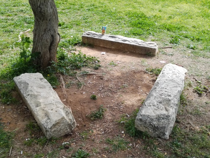 Auf diesen Grabsteinen sitzen Studenten und hinterlassen ihren Müll. Foto: Horst Blume
