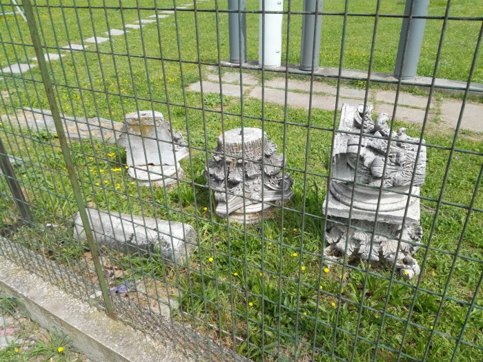 Vereinzelte Bruchstücke von Grabsteinen lagern hinter Gittern auf dem Gelände der Wetterstation. Foto: Horst Blume